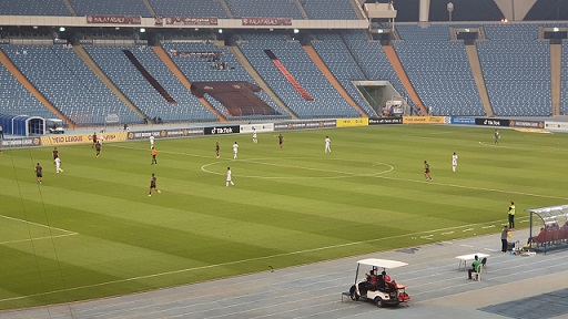 لاعبو نادي الرياض يدخلون الملعب بمرافقة عددًا من أبناء جمعية كيان 