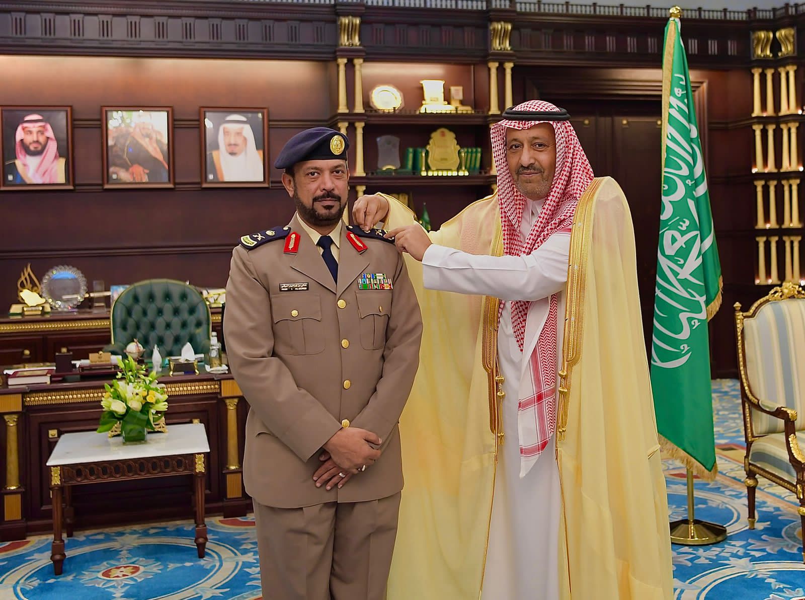 الأمير حسام بن سعود يقلد مدير الدفاع المدني بالباحة رتبته الجديدة