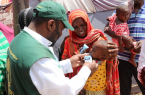 مركز الملك سلمان للإغاثة يوزع 70 طنا من السلال الغذائية للنازحين والمتضررين في إقليم بنادر بالصومال