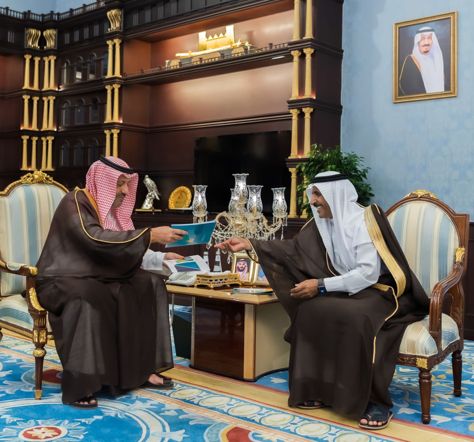 أمير الباحة يستقبل مدير عام فرع وزارة الموارد البشرية والتنمية الإجتماعية بالمنطقة