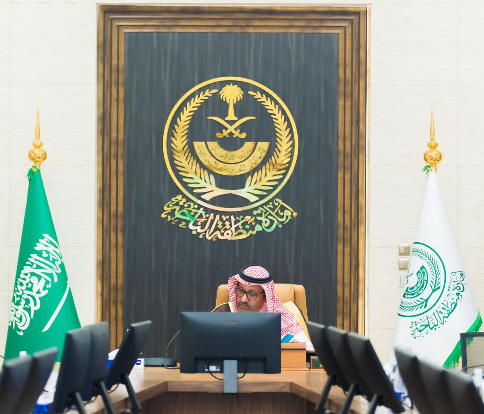 الأمير حسام بن سعود يرأس إجتماع مناقشة مشاريع خدمات المياة بالباحة 