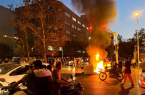 مظاهرات غاضبة تعم طهران واشتباكات عنيفة مع الشرطة وحرق صور “خامنئي”