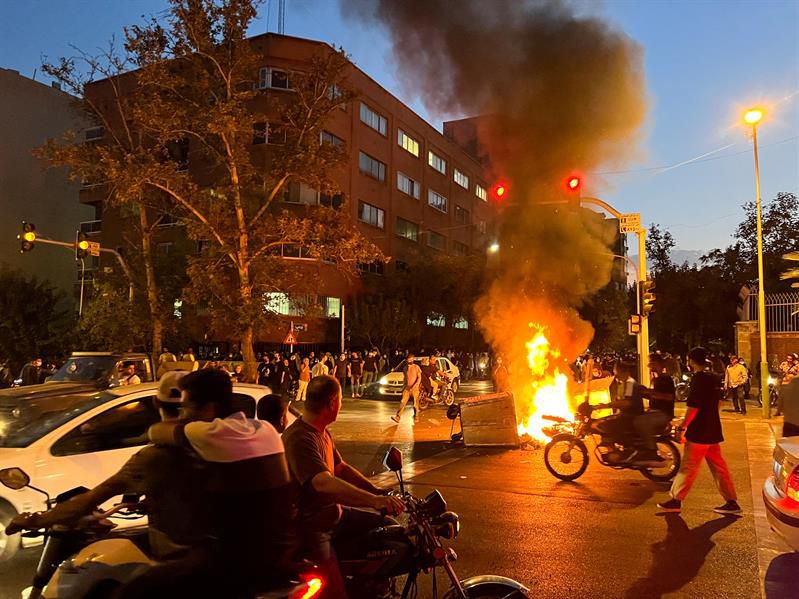 مظاهرات غاضبة تعم طهران واشتباكات عنيفة مع الشرطة وحرق صور “خامنئي”