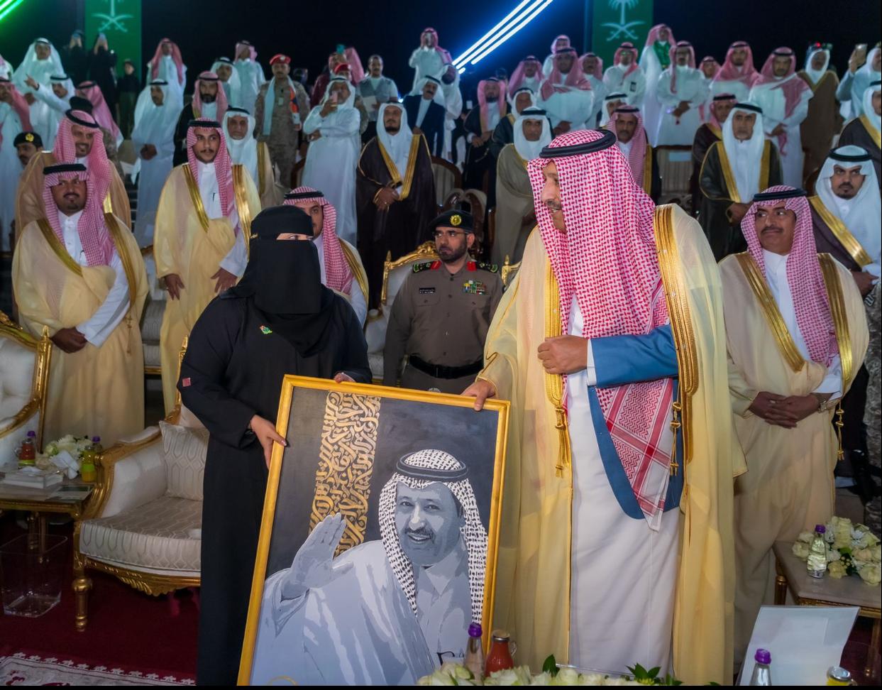 ” الزهراني” تهدي أمير الباحة لوحة تذكارية عرفانًا لِمَا يقدمه لفناني المنطقة