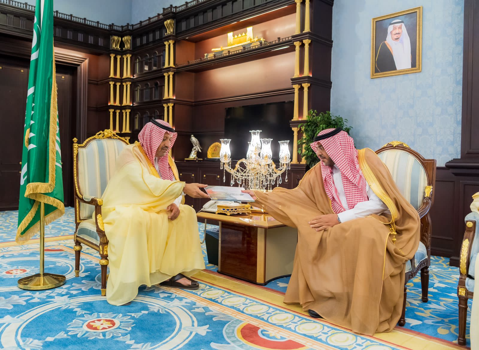 الأمير حسام بن سعود يتسلم تقرير استضافة تعليم المنطقة للمعسكر الكشفي الأول 