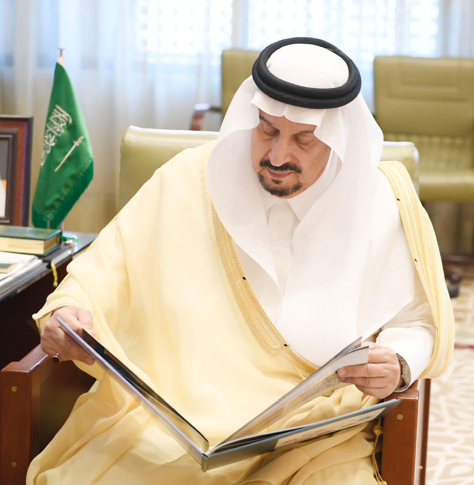 الأمير فيصل بن بندر يستقبل صحافيو الوطن