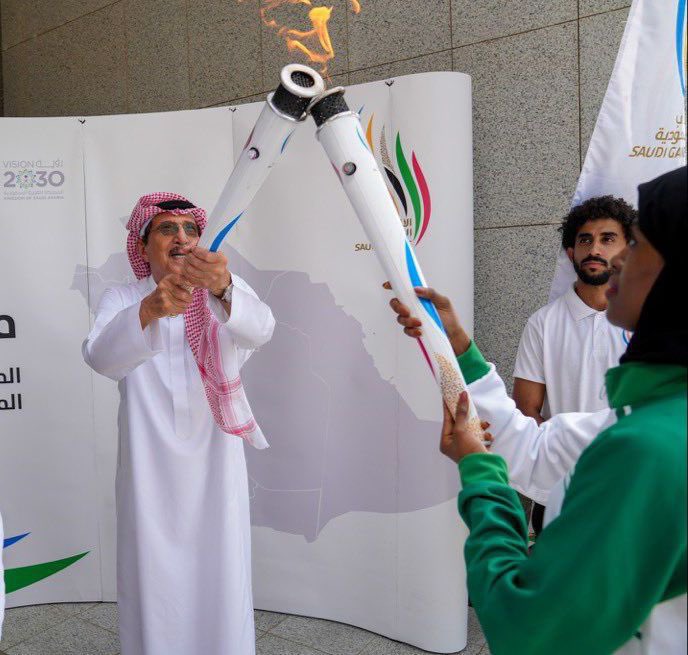 أمير جازان يتسلَّم شعلة الألعاب السعودية2022