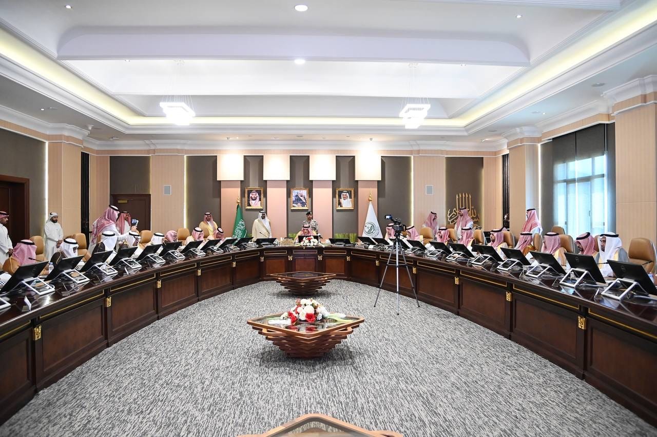 الأمير محمد بن ناصر يرأسُ جلسة مجلس المنطقة ويدشن منصة (شريك) للزواج بجازان