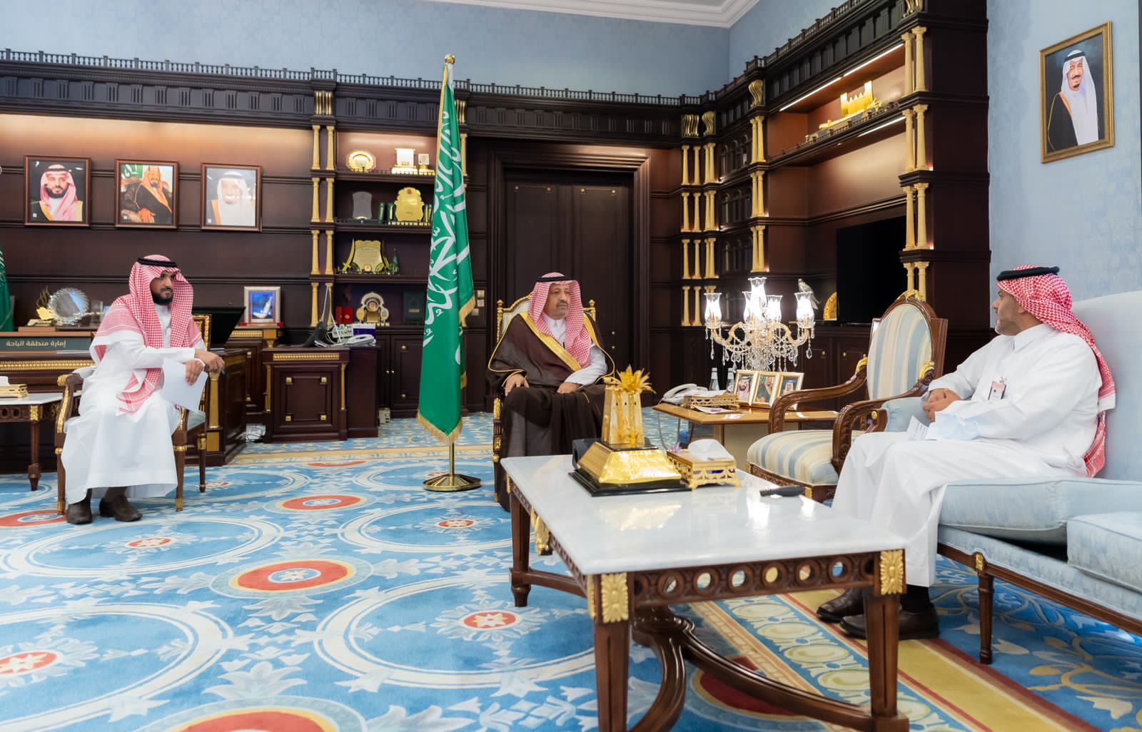 الأمير حسام بن سعود يطلع على مبادرة المزارع الغامدي