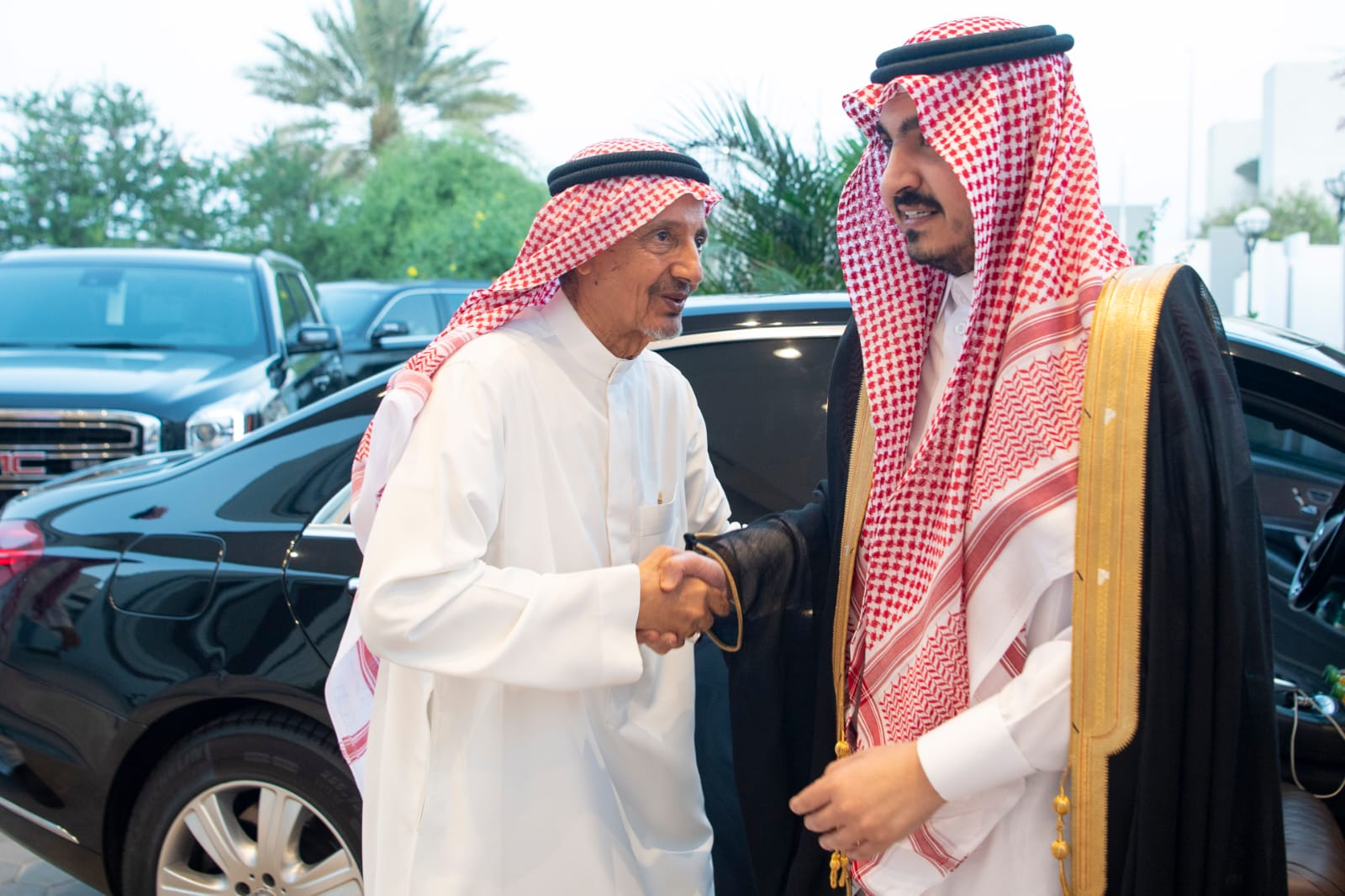 نائب أمير منطقة مكة المكرمة يعزي أسرة بن لادن