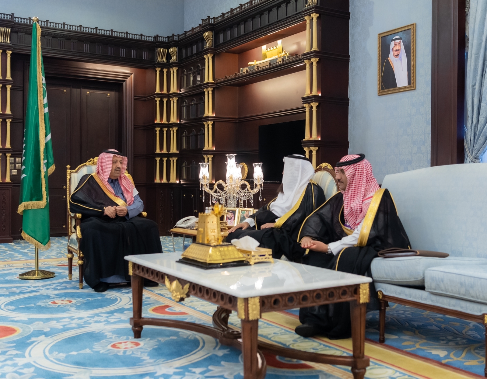 الأمير حسام بن سعود يستقبل مدير الإقليم الجنوبي للاتصالات