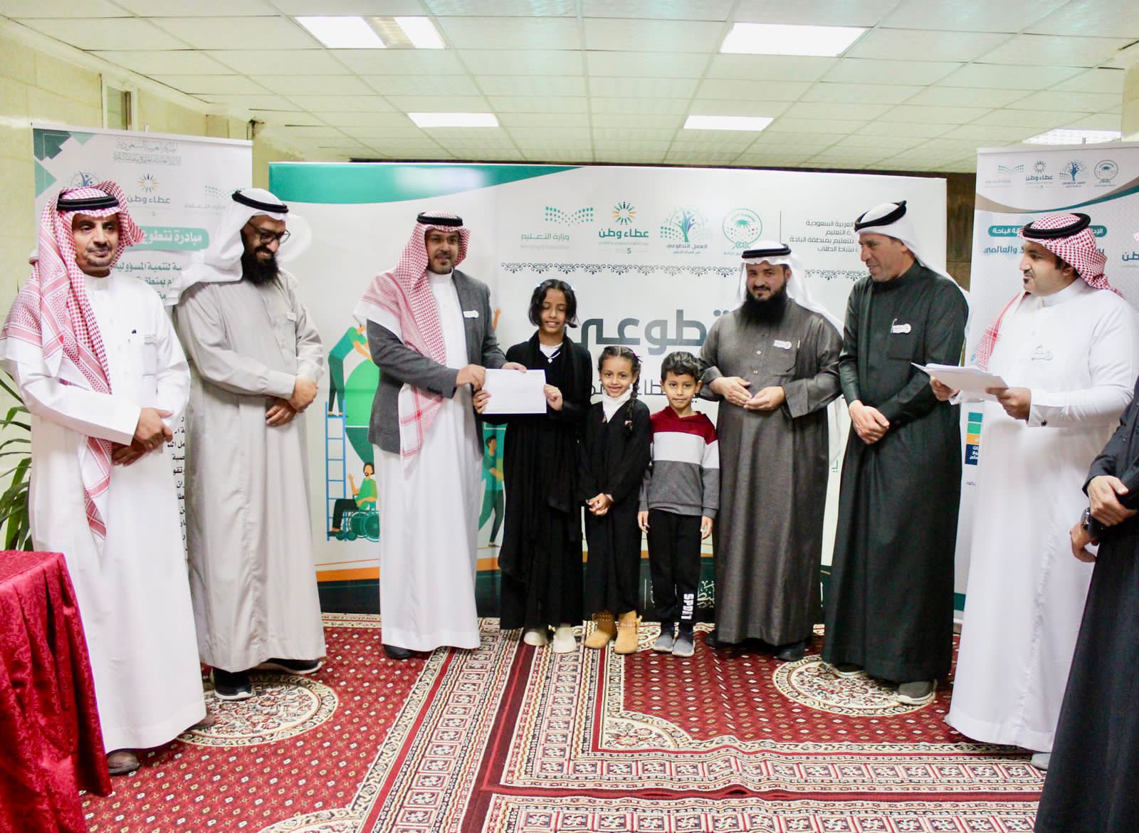 مدير عام تعليم الباحة يكرم الفائزين والفائزات في المسابقات التطوعية