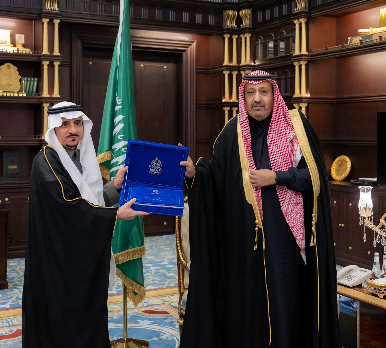 الأمير حسام بن سعود يتسلم التقرير السنوي لجامعة الباحة