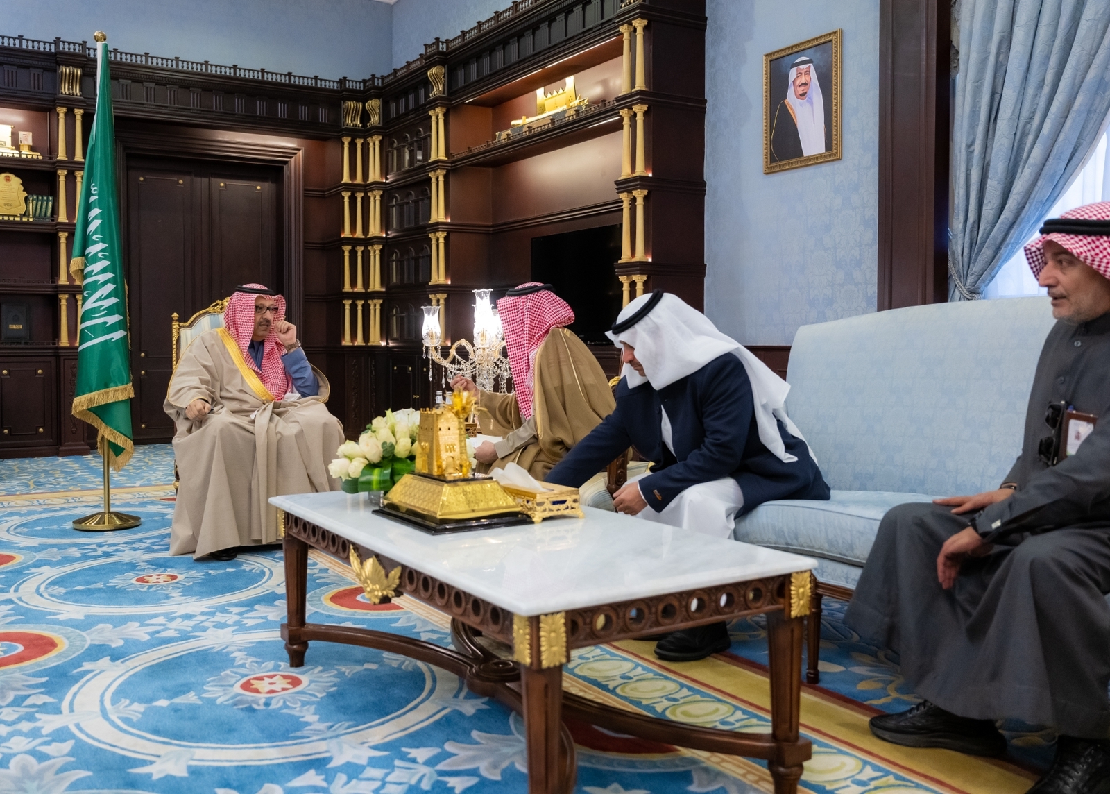 الأمير حسام بن سعود يستعرض سير عمل جائزة الباحة للابداع والتميز 