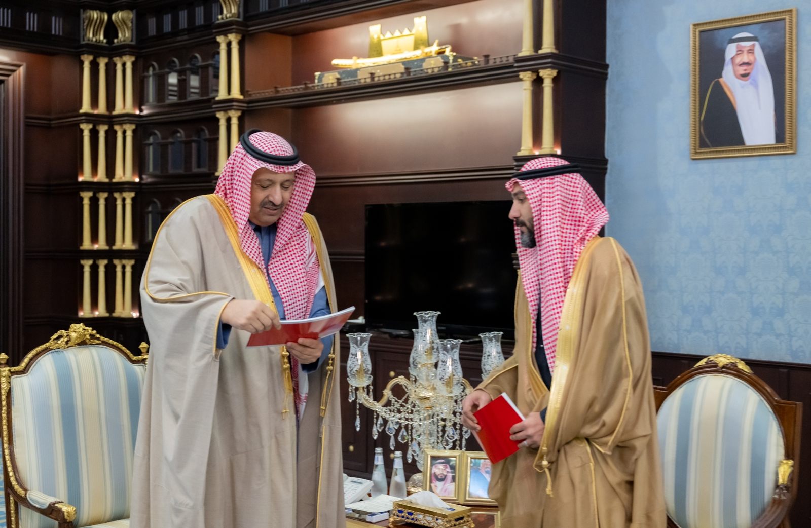 أمير الباحة يتسلّم التقرير السنوي لفرع هيئة الهلال الأحمر بالمنطقة