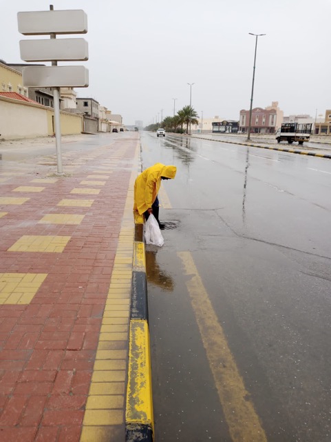 بلدية الخفجي : تصريف وسحب أكثر من 37 ألف مياه الأمطار