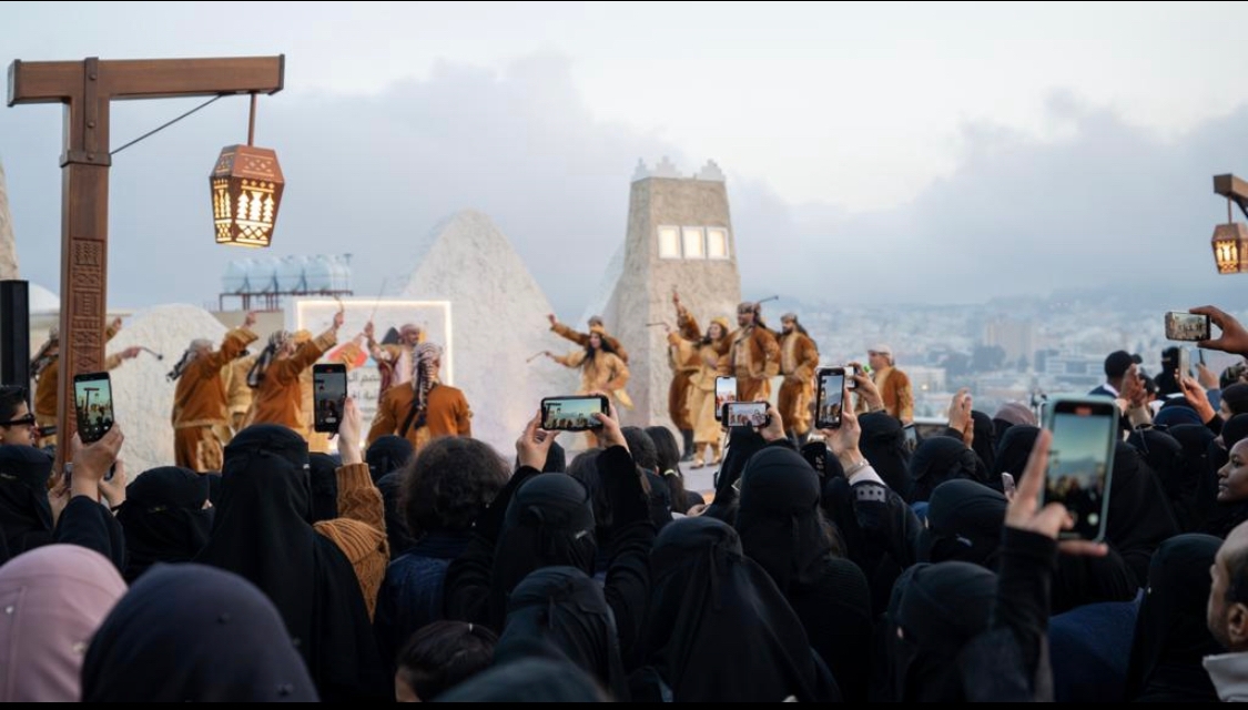 “قلعة شمسان” بأبها تثري زوار مهرجان قمم الدولي بتاريخ الـ” 100″ عام
