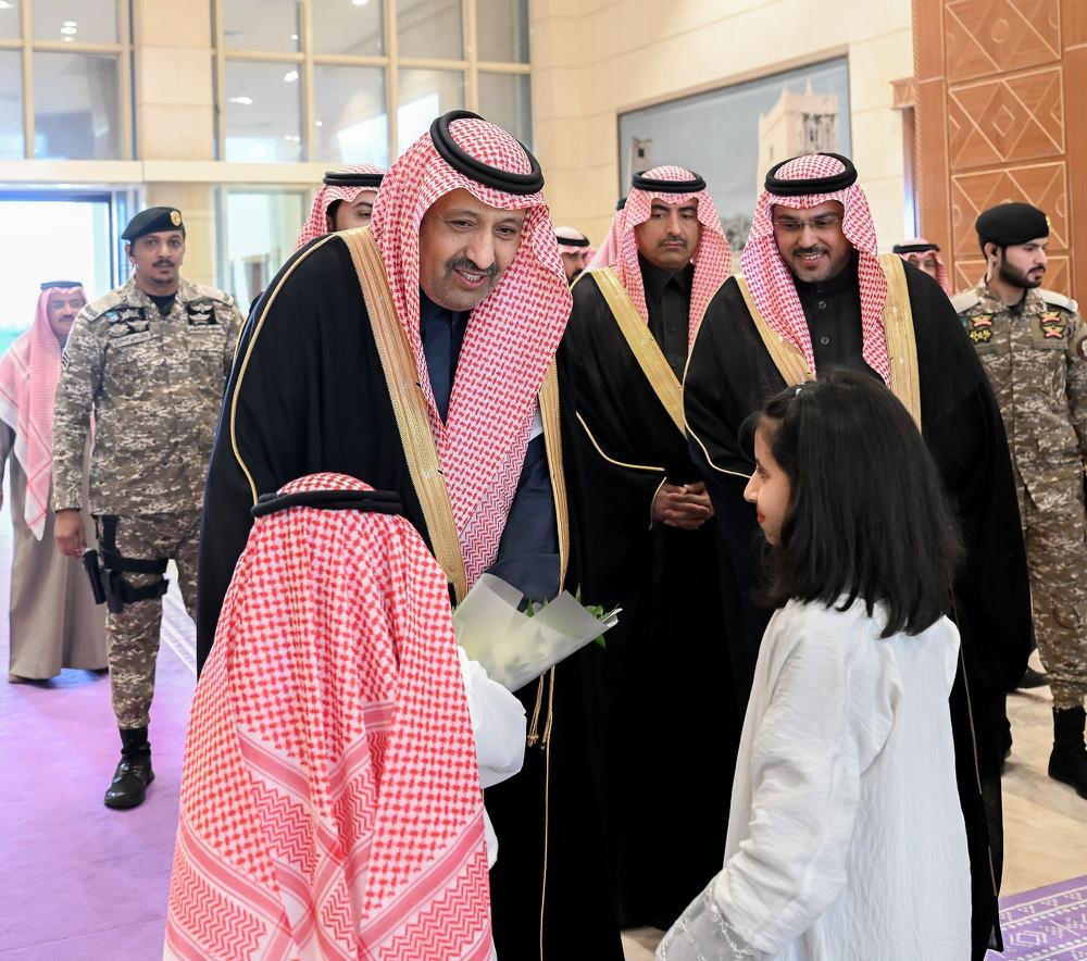 الأمير حسام بن سعود يكرم 53 طالباً وطالبة من مدارس تعليم الباحة