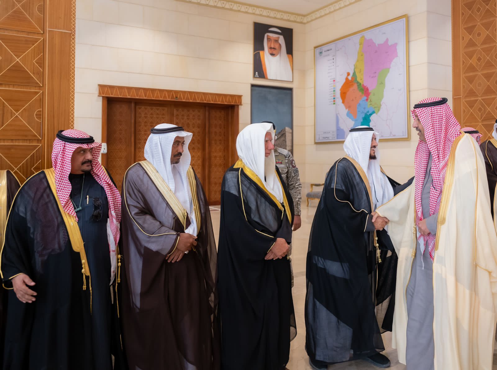 أمير الباحة يستقبل المعزين في وفاة أخيه الأمير عبدالإله بن سعود
