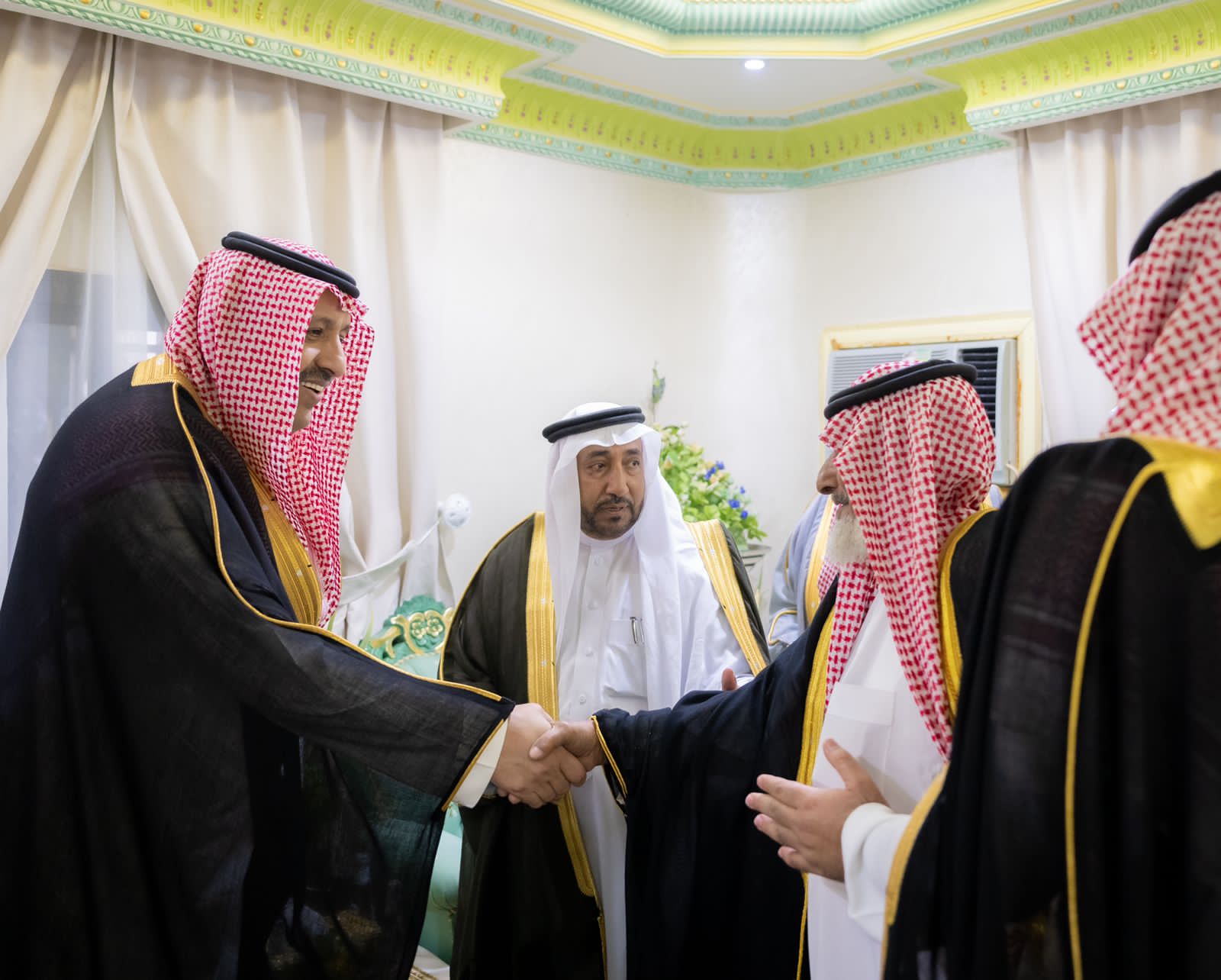 أمير الباحة يزور شيخ قبيلة غامد الزناد بمنزله بالمحافظة