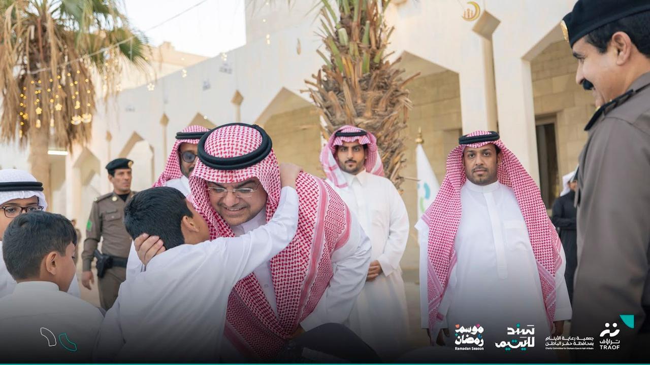 الأمير منصور بن محمد يقيم مأدبة إفطارٍ رمضانية لأبنائه بجمعية رعاية الأيتام بحفر الباطن