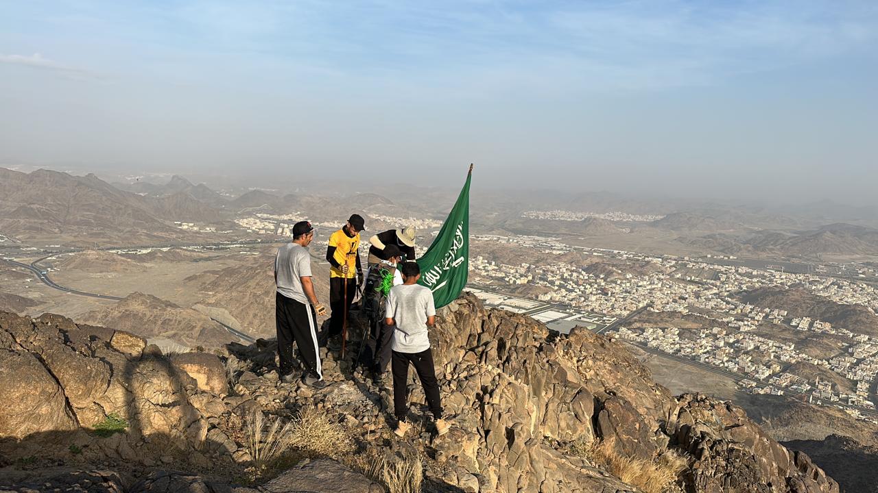 بيت الشباب وعشاق الشوامخ يرفعون “العلم السعودي”في اعلى قمة جبل الطارقي