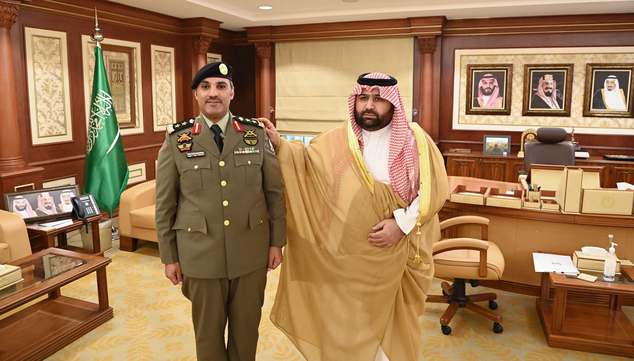 الأمير محمد بن عبدالعزيز يُقلد قائد الأفواج الأمنية بجازان رتبته الجديدة