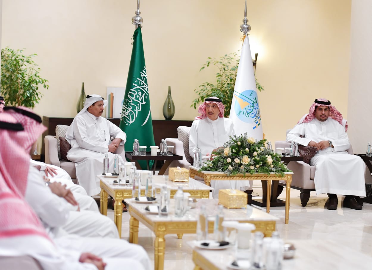 الأمير محمد بن ناصر يشاركُ منسوبي جامعة جازان الإفطارَ الرمضاني