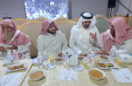 محافظ بيش يشارك جمعية الدعوة في توزيع وجبات الافطار
