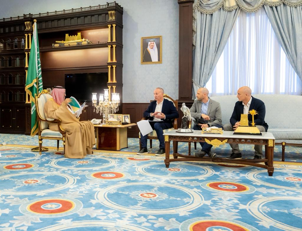 أمير منطقة الباحة يستقبل الرئيس التنفيذي لمركز التدريب السعودي الأولمبي