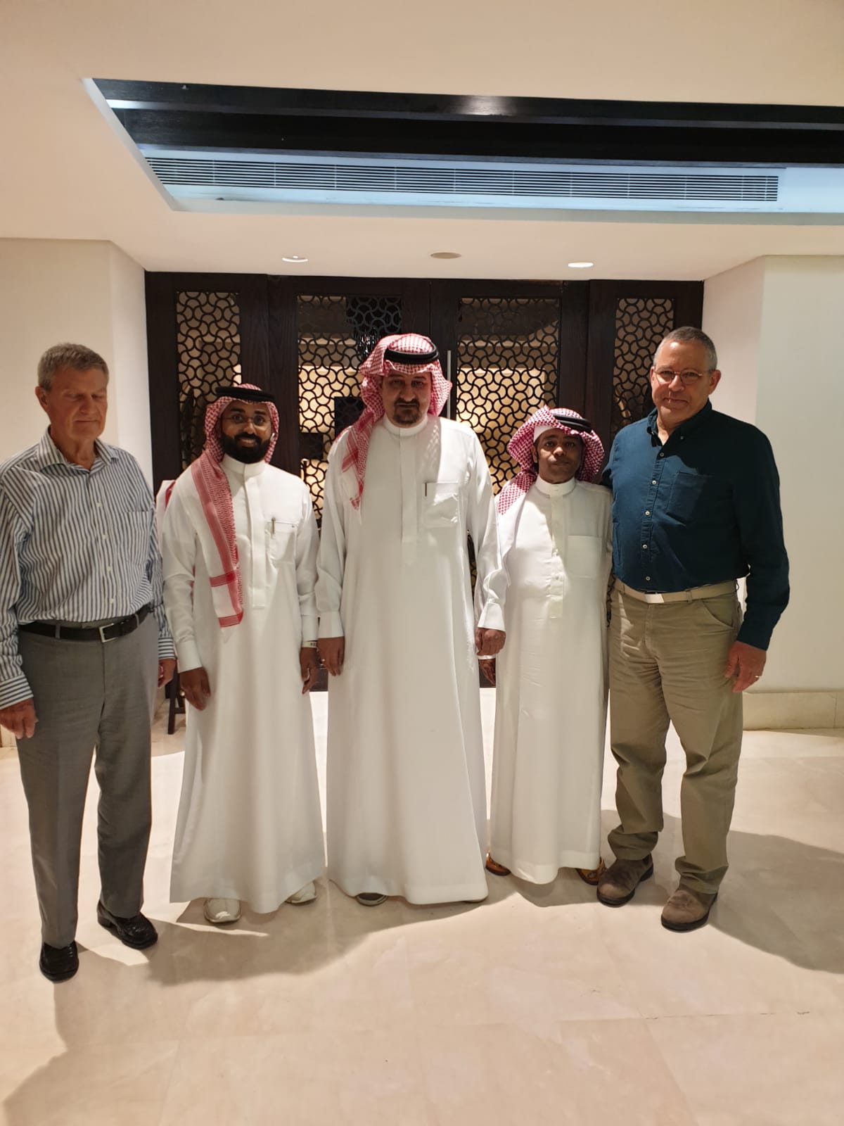 الأمير تركي محمد العبدالله الفيصل يجتمع بخبراء ومهندسين أجانب