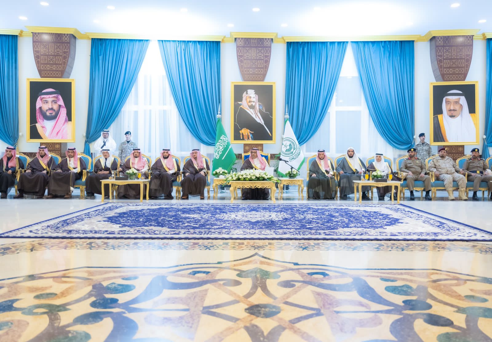 أمير منطقة الباحة يلتقي الأهالي والمسؤولين
