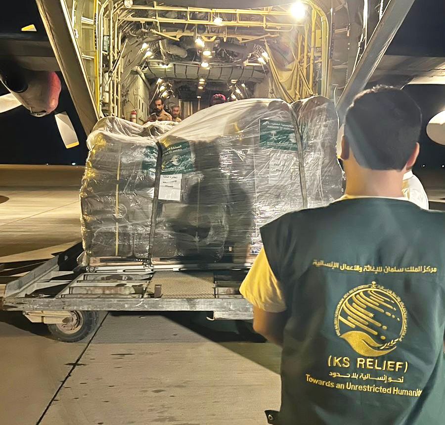 وصول الطائرة الإغاثية الثالثة ضمن الجسر الجوي السعودي لمساعدة الشعب السودان