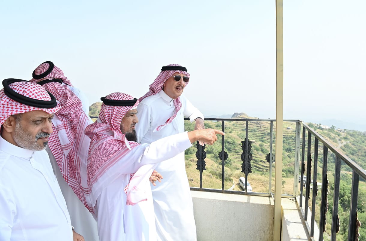 أميرِ منطقة جازان يزور عددًا من مشايخ محافظة العيدابي
