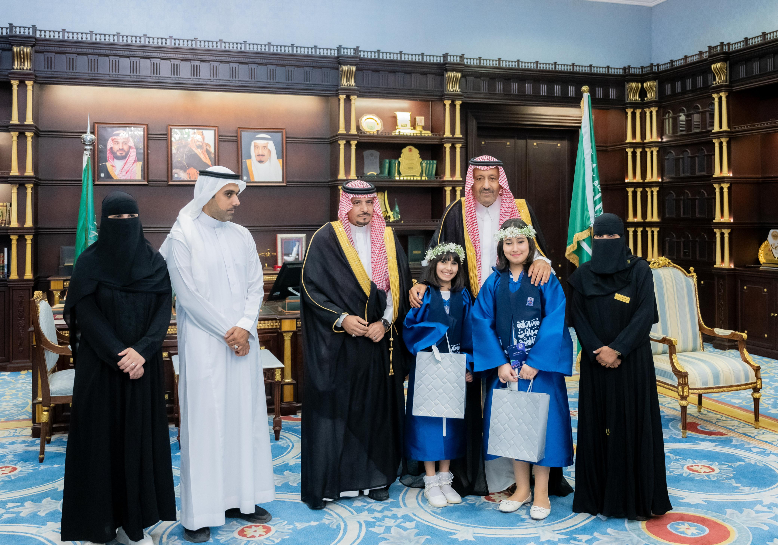 الأمير حسام بن سعود يكرّم الطالبتين “لمار وميار” 