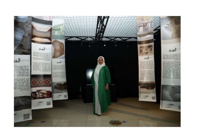 فنانة سعودية تنفذ عمل العرضة النجدية بوسائط تشكيلية