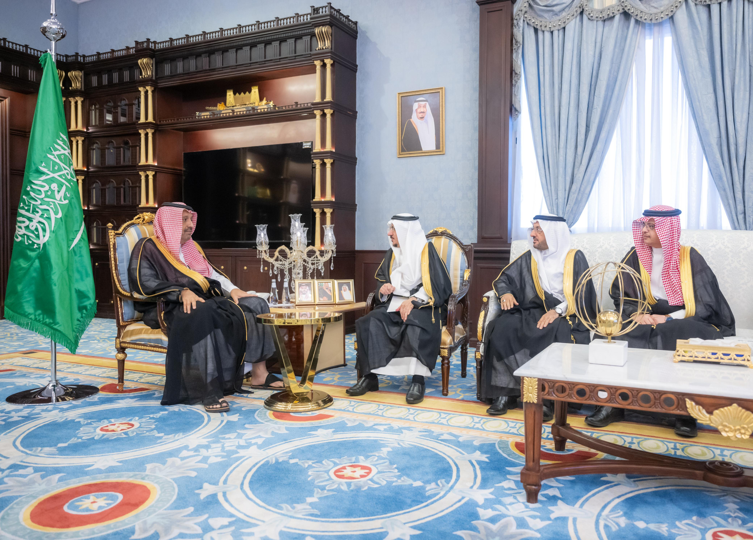 أمير الباحة يستقبل معالي رئيس الجامعة لاستعراض إعادة الهيكلة الشاملة للجامعة