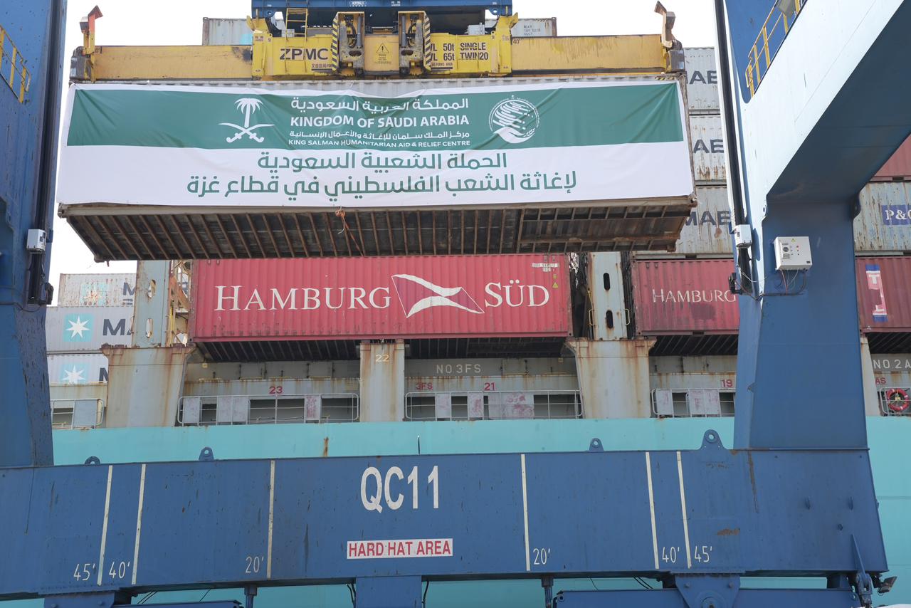 مركز الملك سلمان للإغاثة يسيّر أولى طلائع الجسر البحري الإغاثي السعودي لإغاثة الشعب الفلسطيني في قطاع غزة
