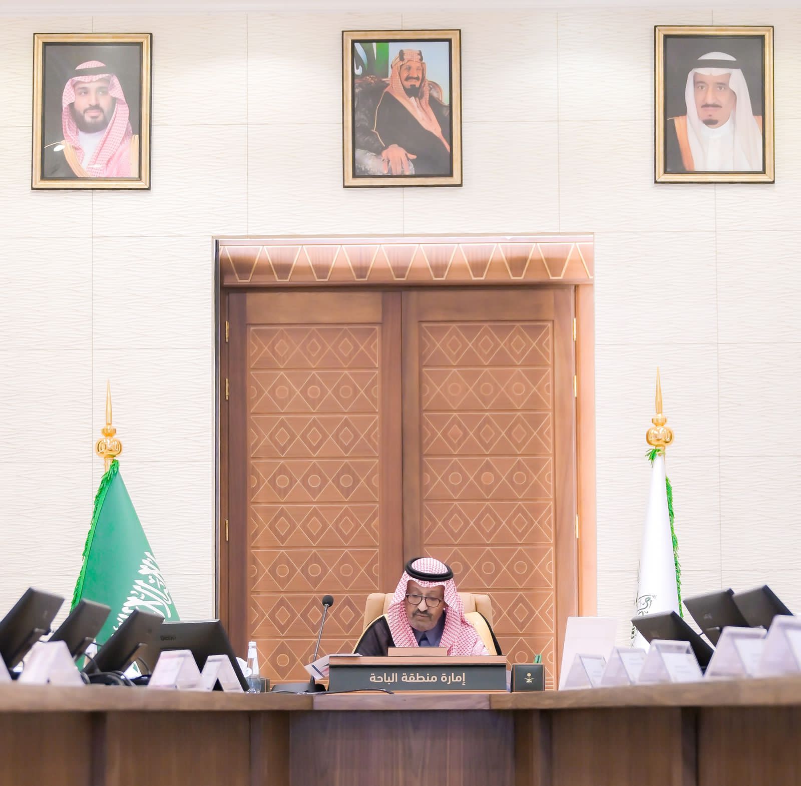 الأمير حسام بن سعود يناقش خدمات ومشاريع فرع وزارة البيئة والمياه والزراعة بالباحة