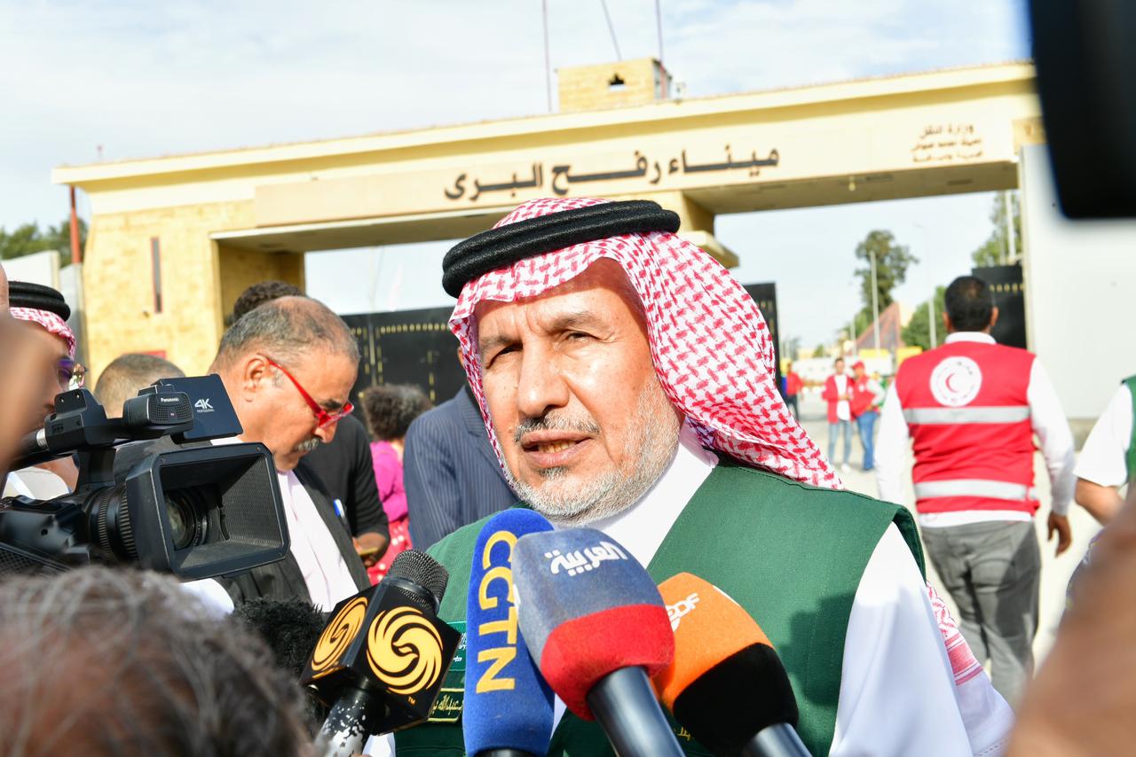 د. الربيعة يقف على سير وآلية دخول المساعدات الإنسانية السعودية لقطاع غزة