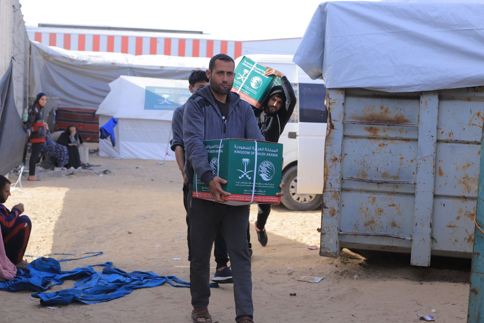 مركز الملك سلمان للإغاثة يوزع سلال غذائية في منطقة ميراج بمدينة رفح جنوب قطاع غزة