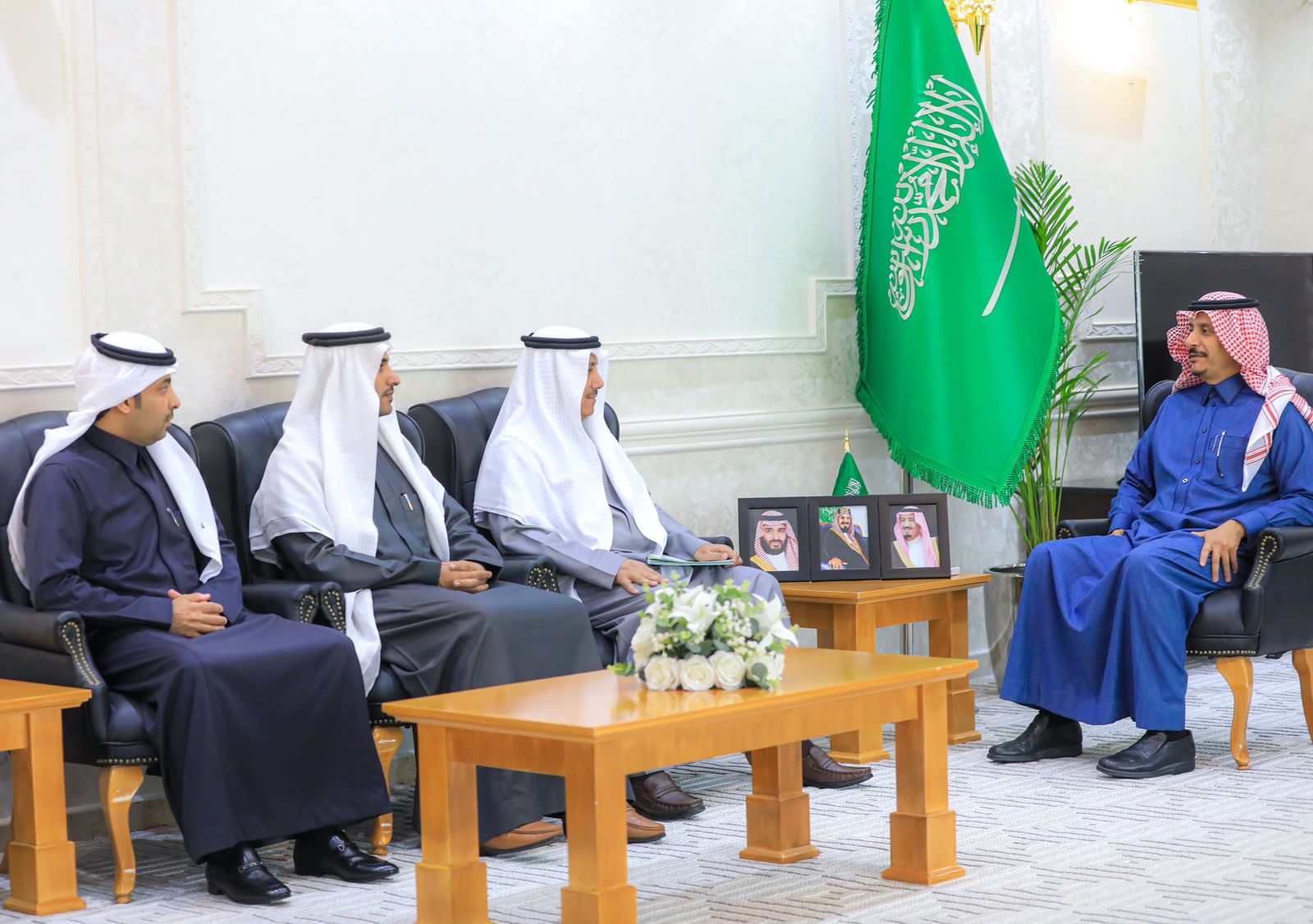 الأمير عبدالرحمن يستقبل رئيس واعضاء هيئة الصحفيين بحفر الباطن