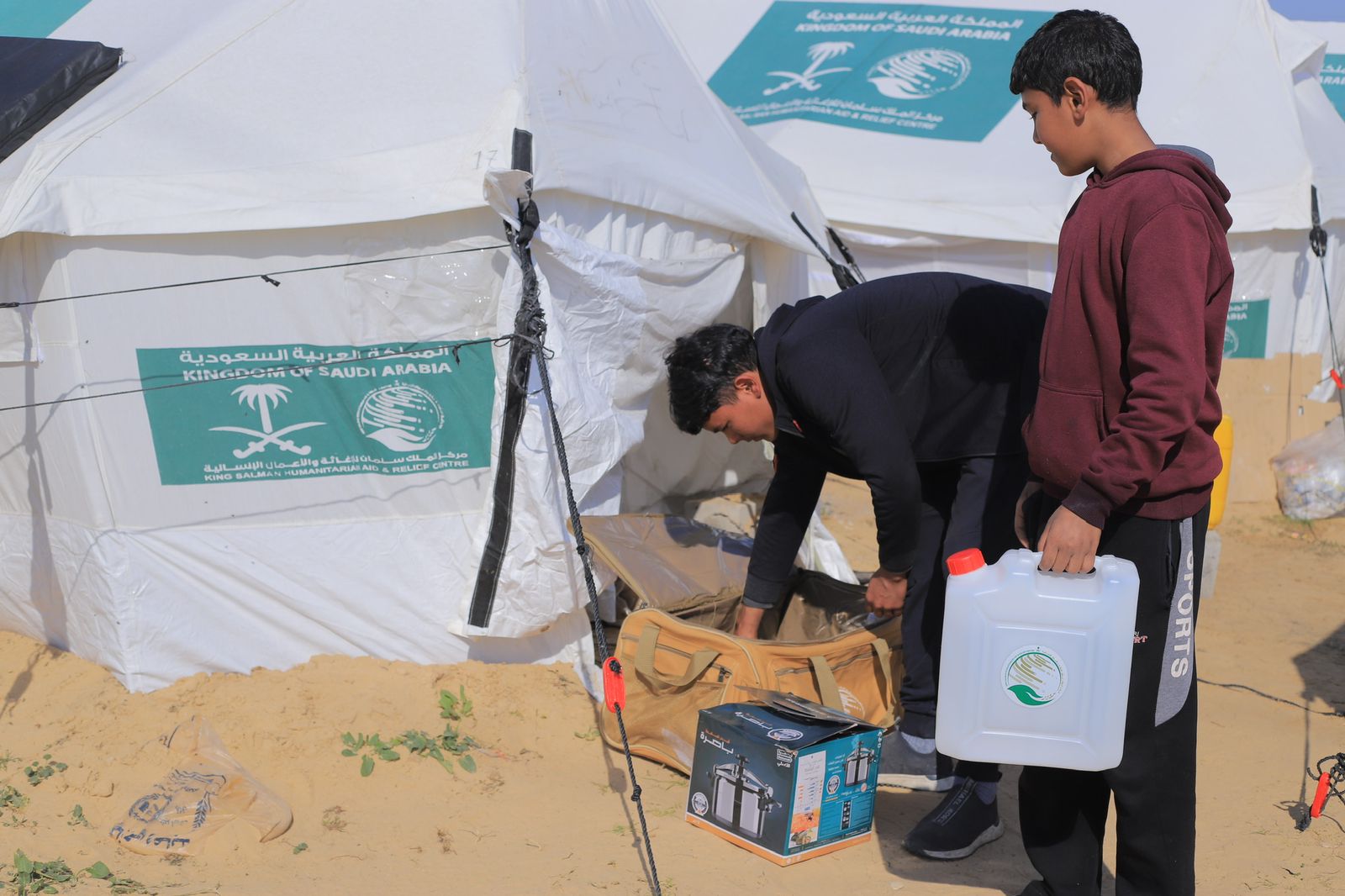 مركز الملك سلمان للإغاثة يواصل توزيع مساعداته الإغاثية للمتضررين في قطاع غزة