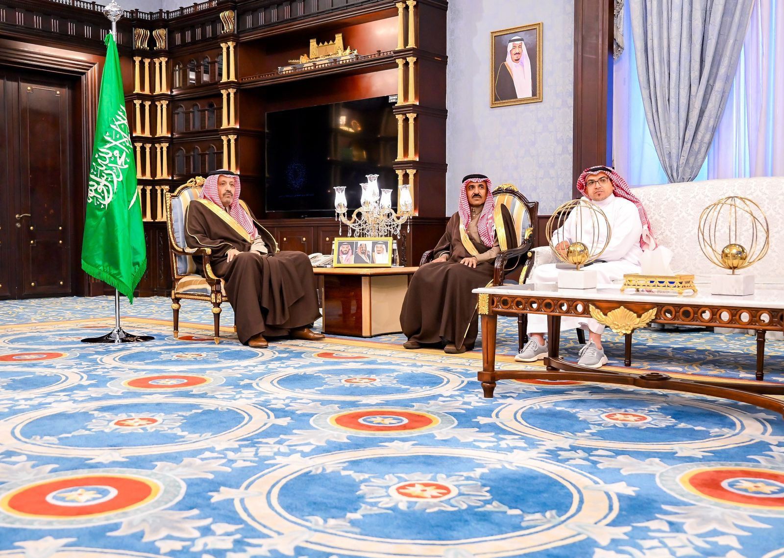 أمير الباحة يطلع على منصة فرع وزارة الموارد البشرية والتنمية الاجتماعية