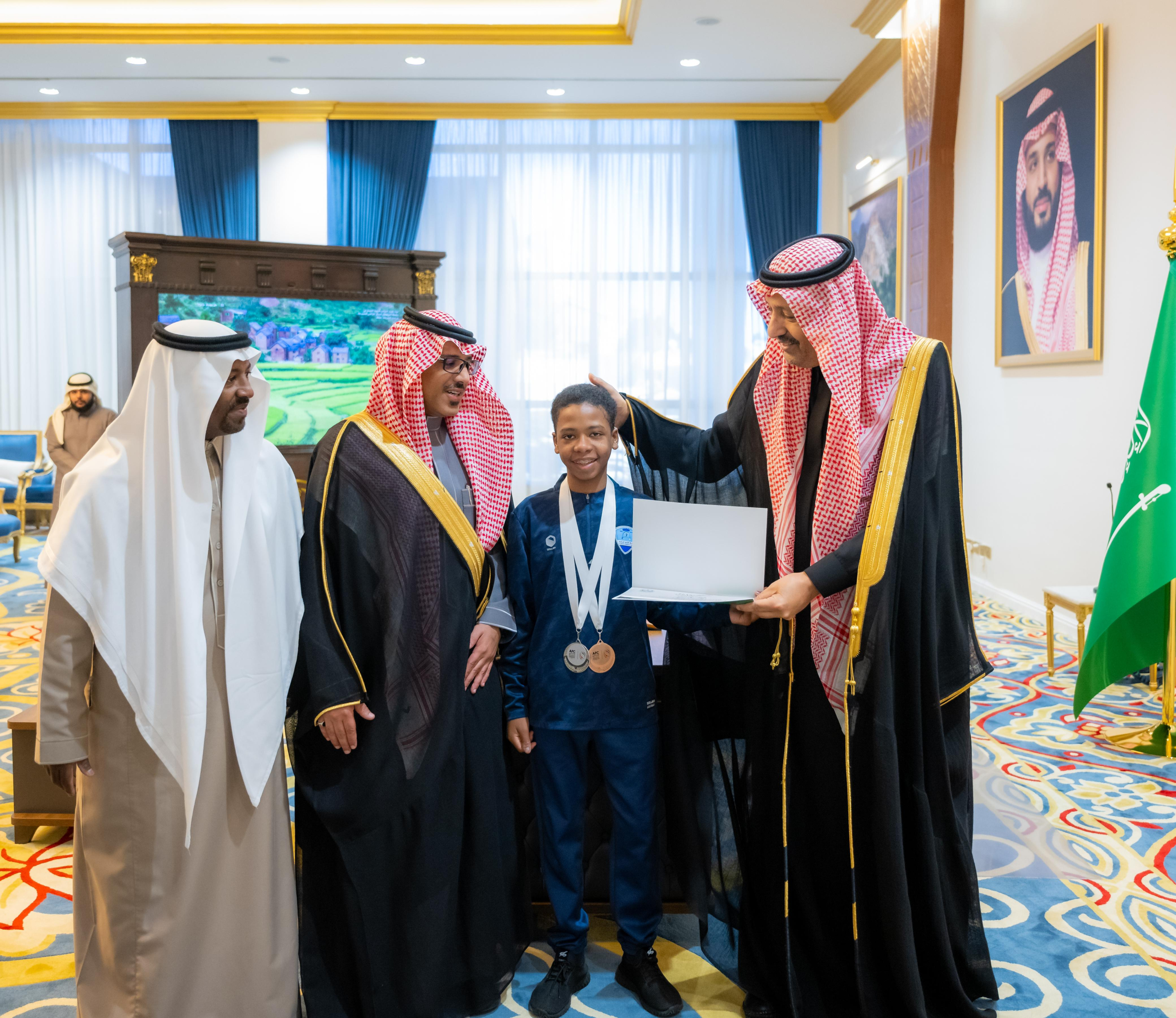 أمير الباحة يستقبل اللاعب مشاري الخمري