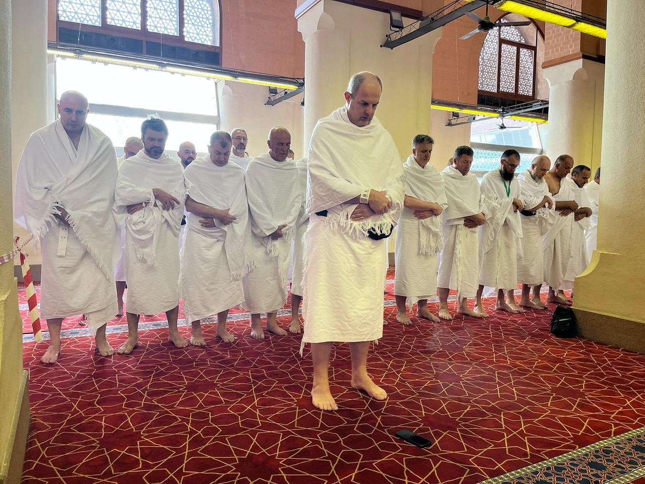 ضيوف “خادم الحرمين الشريفين للعمرة والزيارة” يغادرون المدينة إلى مكة