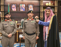 الأمير حسام بن سعود يقلد مساعد مدير شرطة الباحة لشؤون الأمن رتبته الجديدة