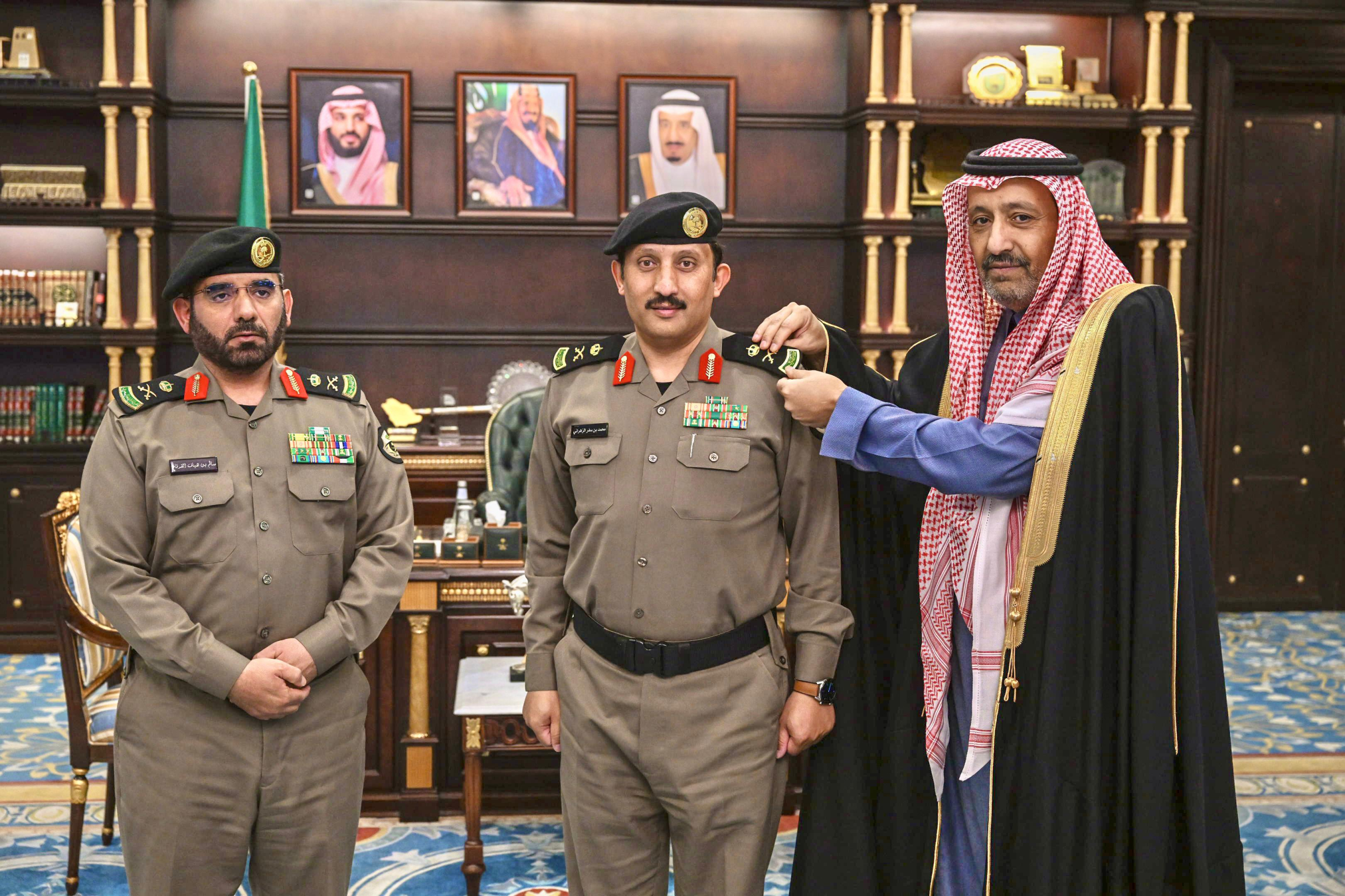 الأمير حسام بن سعود يقلد مساعد مدير شرطة الباحة لشؤون الأمن رتبته الجديدة