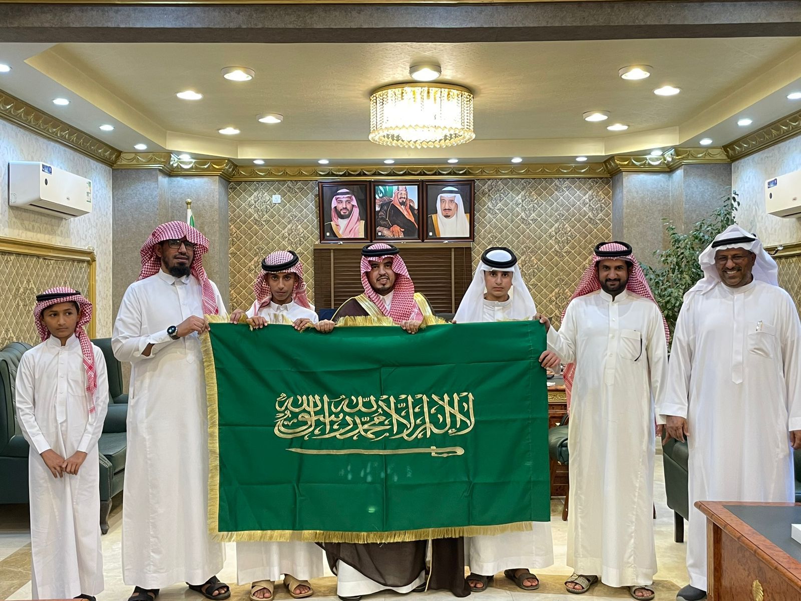 تعليم المخواة تهدي محافظ غامد الزناد العلم السعودي