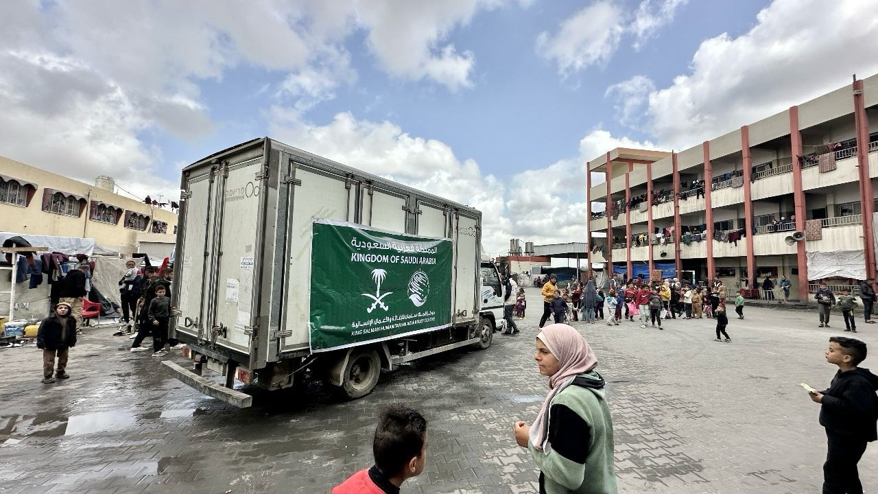 مركز الملك سلمان للإغاثة يواصل توزيع المساعدات الغذائية بغزة